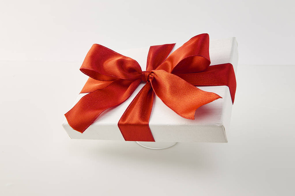 Χριστούγεννα και Πρωτοχρονιά, ανοιχτό κόκκινο δώρο κουτί λευκό φόντο ιδέες δώρων, σημαντικό πρόσωπο - Φωτογραφία, εικόνα