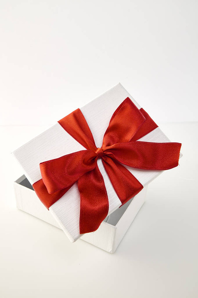 Χριστούγεννα και Πρωτοχρονιά, ανοιχτό κόκκινο δώρο κουτί λευκό φόντο ιδέες δώρων, σημαντικό πρόσωπο - Φωτογραφία, εικόνα