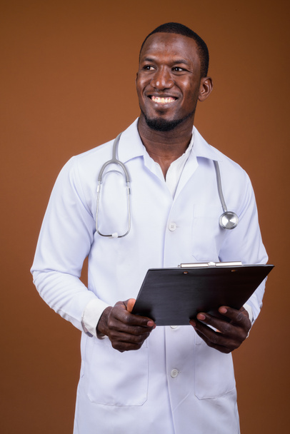 Beau médecin homme africain sur fond brun
 - Photo, image