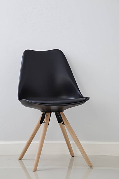 Chaise confortable noire sur fond blanc vide, Copier l'espace, Concept intérieur simple
 - Photo, image