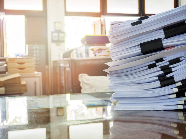 Großaufnahme von Geschäftsdokumenten stapeln sich auf dem Schreibtisch, Berichtspapiere stapeln sich - Foto, Bild