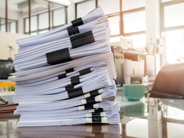 Lähikuva liiketoiminnan asiakirjoja pino pöydällä, raportti paperipino - Valokuva, kuva