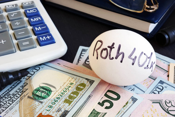 Roth 401k γραμμένο σε μια πλευρά του αυγού και χρήματα. - Φωτογραφία, εικόνα