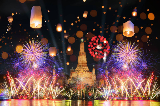 Бангкок встречает Новый год фейерверками и фонарями в Ват-Аруне
. - Фото, изображение