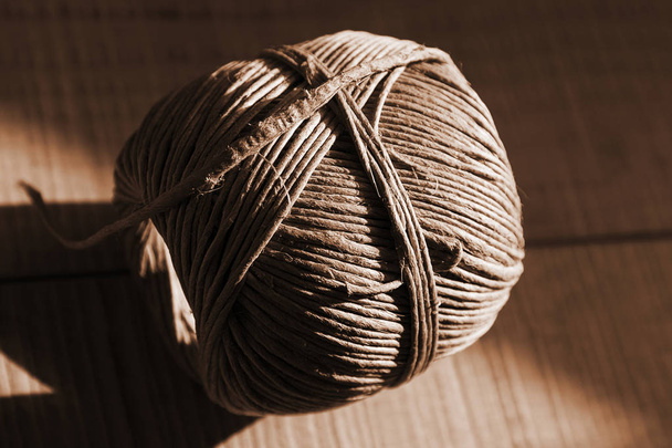 Bodegón con bola de cuerda marrón en el fondo de madera.Sepia Toned Image
 - Foto, Imagen
