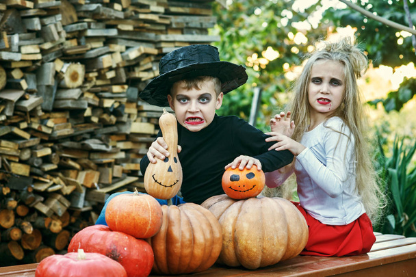 Η γιορτή του Halloween! Αστεία παιδιά στα κοστούμια με κολοκύθια - Φωτογραφία, εικόνα