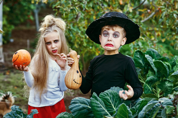 ¡La fiesta de Halloween! Niños divertidos en trajes con calabazas
 - Foto, Imagen
