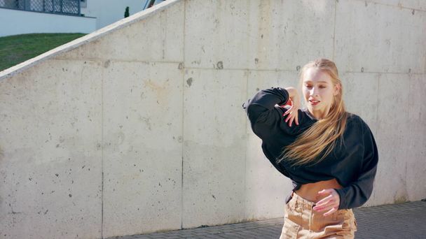 Meisje voert moderne hiphop dans op straat - Foto, afbeelding