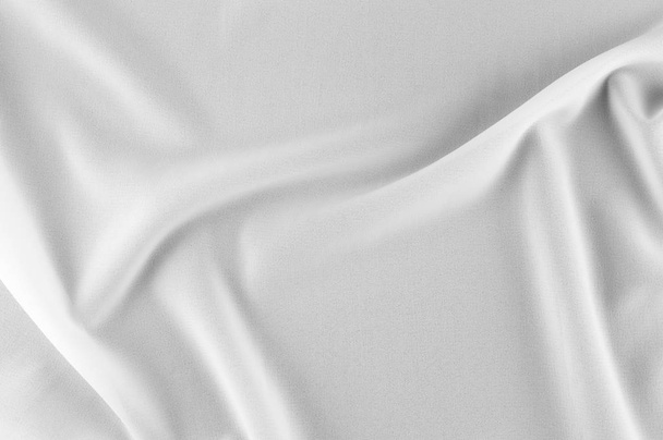 Lisse élégante soie blanche ou tissu de luxe satin peut utiliser comme fond de mariage. Luxueux fond de Noël ou design de fond du Nouvel An. texture de tissu blanc. Surface textile en tissu. vue de dessus
. - Photo, image