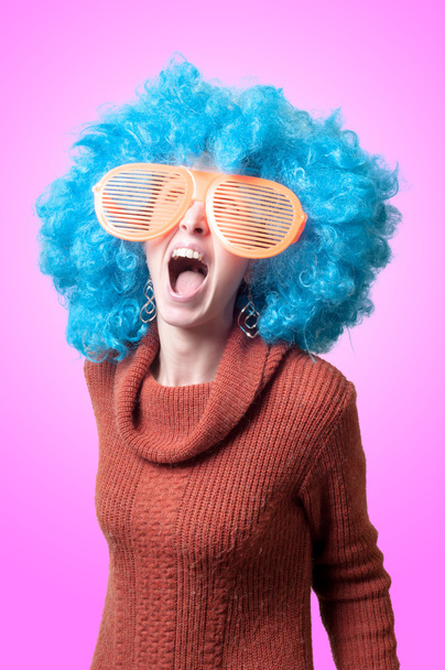 смешная девушка в синем парике и больших оранжевых очках
 - Фото, изображение