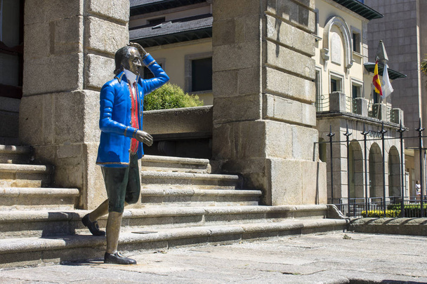 Ribadeo, Galicia, Spanyolország. Antonio Raimundo Imre Gaston de Isaba y Llano Valdes, Marques de Sargadelos, a Ayuntamiento (Városháza lépcsőjén szobor) - Fotó, kép