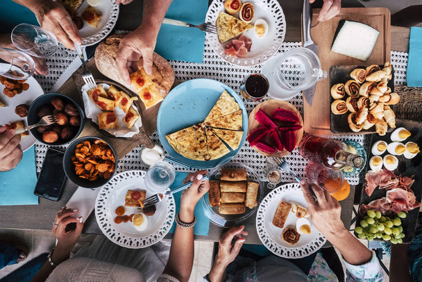 Вид сверху на людей, принимающих пищу, обедающих вместе
 - Фото, изображение