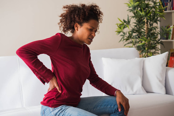 Młoda czarna kobieta cierpi ból pleców skurcz - Zdjęcie, obraz