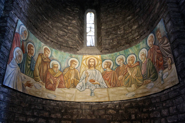 Внутри монастыря Святой Марии в Риполе, Каталония, Испания
 - Фото, изображение