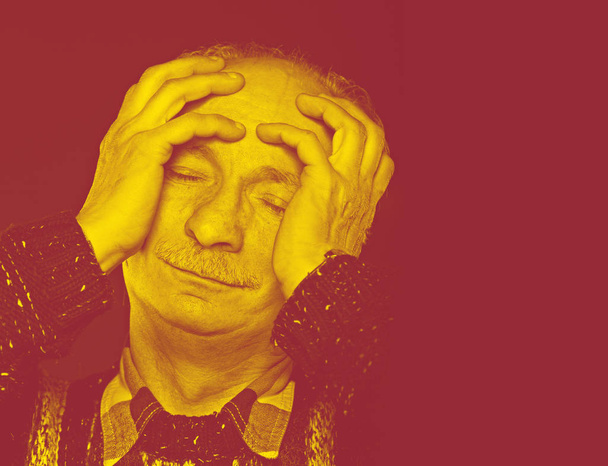 Duplexový efekt portrét unavený starší muž - Fotografie, Obrázek