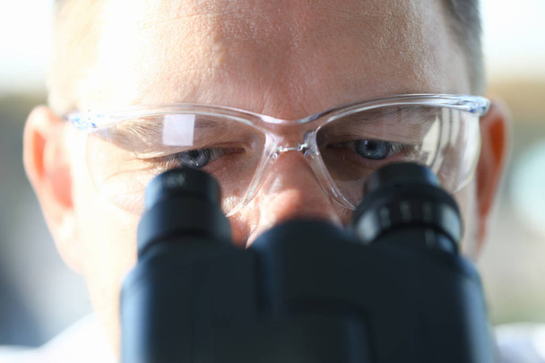 Muž vědec při pohledu přes dalekohled - Fotografie, Obrázek