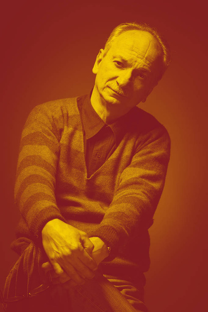 Egy idős ember duplex portréja néz kételkedve - Fotó, kép