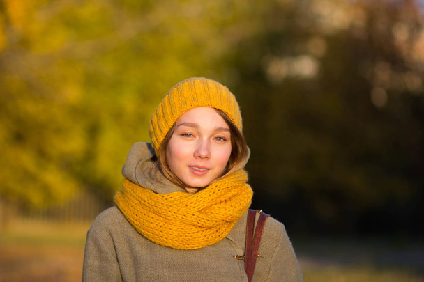 portrait of young woman in autumn park - Foto, Bild