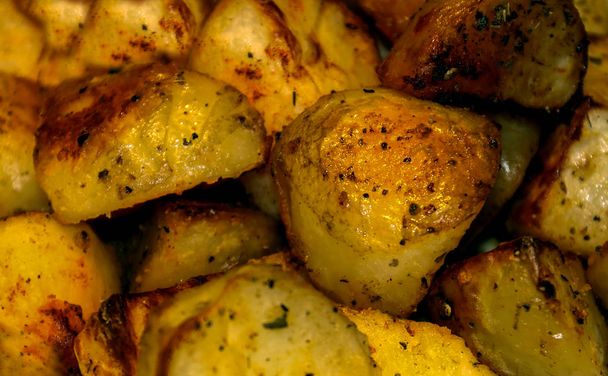 Vista de perto de batatas assadas no forno
 - Foto, Imagem