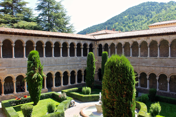 Le cloître du monastère Sainte-Marie de Ripoll, Catalogne, Espagne
 - Photo, image