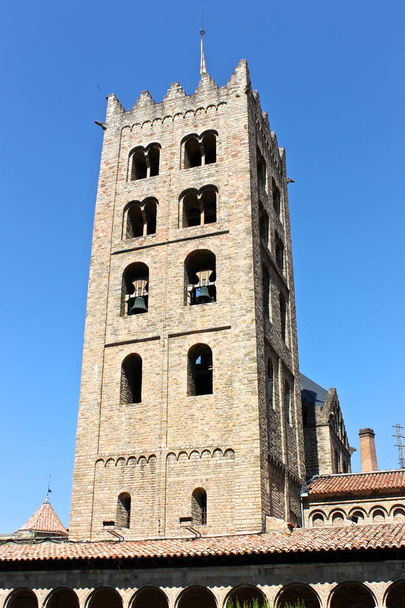 El claustro del Monasterio de Santa María en Ripoll, Cataluña, España
 - Foto, Imagen