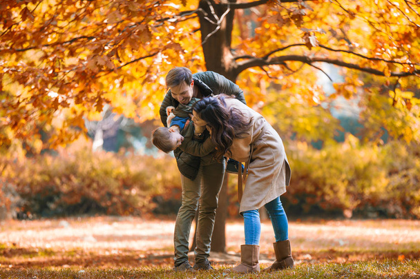 Genç aile Sonbahar Park oğlu ile eğleniyor. - Fotoğraf, Görsel
