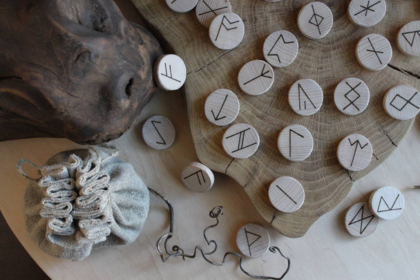 Runes anglo-saxonnes en bois faites main Futhorc
 - Photo, image