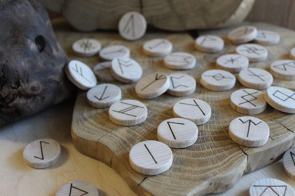 Rune anglo-saxon in legno fatte a mano Futhorc
 - Foto, immagini