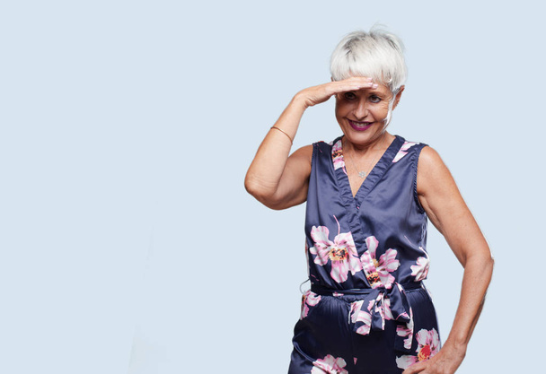 senior cool woman happily realizing some good and surprising news or having a great idea, smiling with an amazed expression touching head with hand. - Fotoğraf, Görsel