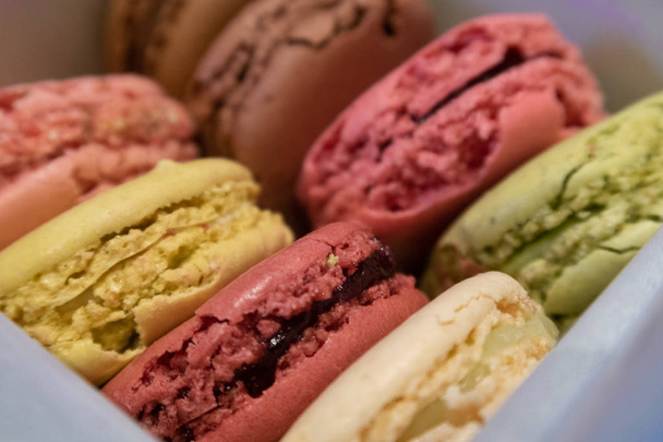 Nahaufnahme einer Auswahl an Macarons oder französischen Makronen aus der Pariser Konditorei - Foto, Bild