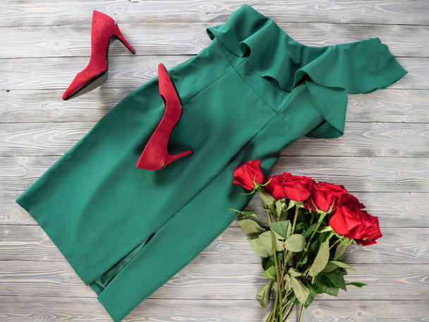 Женская одежда и обувь (красное зеленое платье, насосы). Модный наряд на Рождество, вечер, вечер. Шаблон для интернет-магазина, сайта, сайта. Плоское положение, вид сверху вниз
 - Фото, изображение