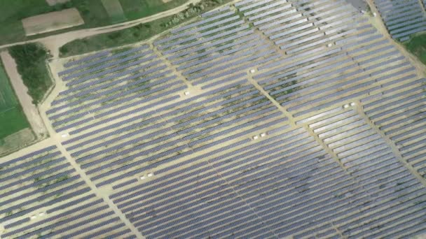 Energía alternativa, vista de paneles solares en el campo desde la altura - Imágenes, Vídeo