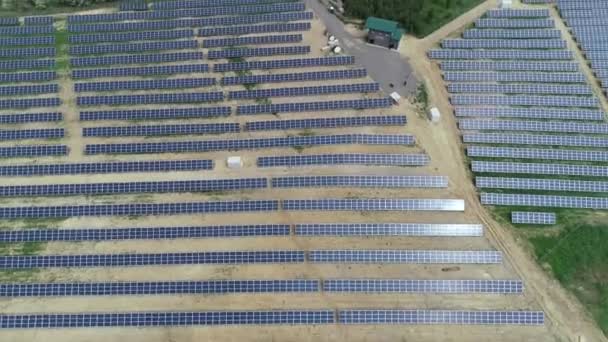 Альтернативная энергия, вид солнечных батарей в поле с высоты - Кадры, видео
