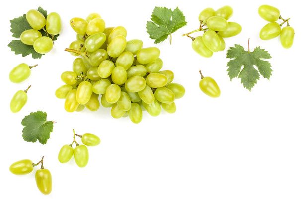 zielonych winogron na białym tle na białym tle z miejsca kopiowania tekstu. Widok z góry. Wzór prosty lay - Zdjęcie, obraz