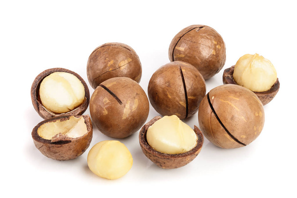 Geschälte und ungeschälte Macadamia-Nüsse isoliert auf weißem Hintergrund - Foto, Bild
