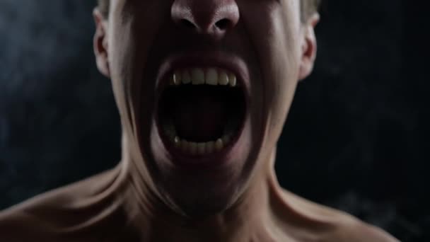 Close-up van man horror scream op mistige mistige achtergrond - Video