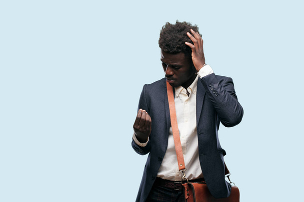 jonge zwarte zakenman op zoek triest en ongerust, absoluut met lege handen, brak, in pure faillissement, cent minder, arme en gefrustreerd gevoel. - Foto, afbeelding