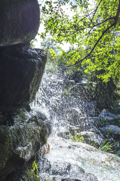 Kleiner Wasserfall im Park im Herbst - Foto, Bild