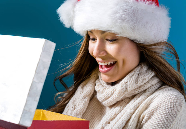 Happy young woman with Christmas present box - Foto, imagen