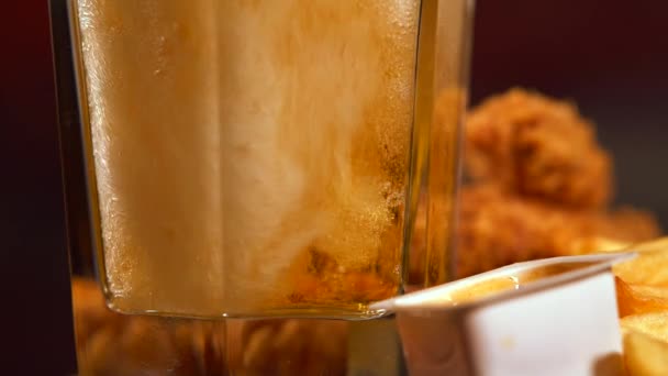 Derramando cerveja em um copo de cerveja dourada
 - Filmagem, Vídeo