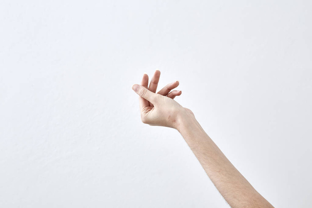 Άδειο γυναικείο χέρι κρατά απομονωθεί σε λευκό φόντο - Φωτογραφία, εικόνα