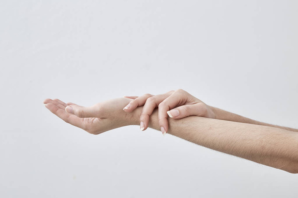 Lege vrouwelijke hand hebt geïsoleerd op witte achtergrond - Foto, afbeelding