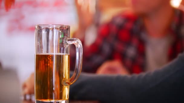 Halbleere Maß Bier im Fokus. sprechende Typen im Hintergrund. irisches Pub - Filmmaterial, Video