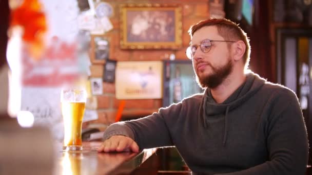 Barda oturan sakallı adam. Onun arkadaşı yanına oturur - Video, Çekim