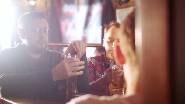 Dwóch facetów siedzieć w barze i rozmawia z barmana - Materiał filmowy, wideo