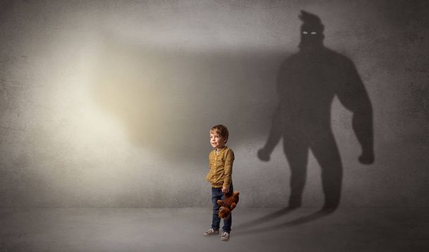 Enfant mignon avec ombre de héros derrière
 - Photo, image