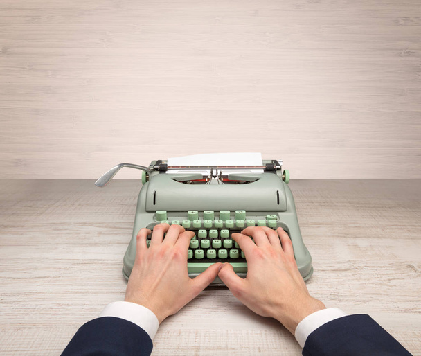Scrittura in prima persona su una vecchia macchina da scrivere
 - Foto, immagini