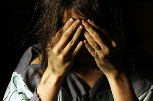 armes dreckiges Mädchen weint mit den Händen im Gesicht - Foto, Bild