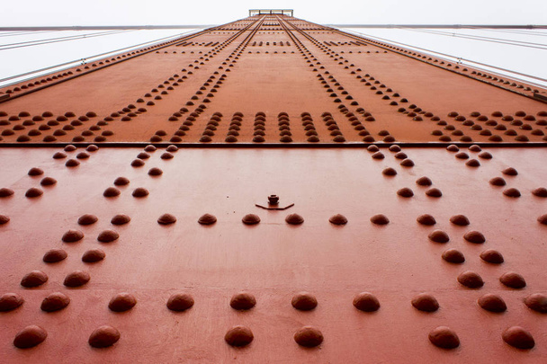 Details van de Golden Gate Bridge, een geschilderde rood hangbrug verspreid over de Golden Gate straat het kanaal tussen de San Francisco Bay en de Stille Oceaan - Foto, afbeelding