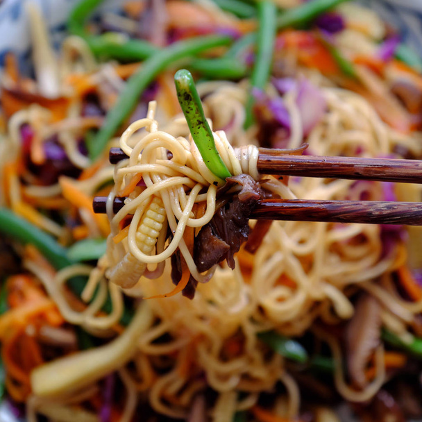 Smażyć kluski mieszane warzywa, wietnamski wegetariańskie danie dla wegan, kolorowe warzywa, makaron i grzyby, szybkie, aby śniadanie w domu - Zdjęcie, obraz